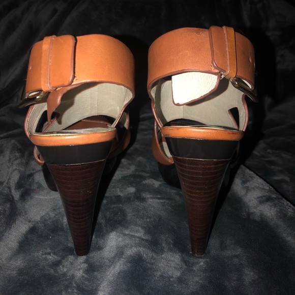 Michael Kors tan Leather heels supportive straps gold buckles offer good support - Picture 3 of 13
